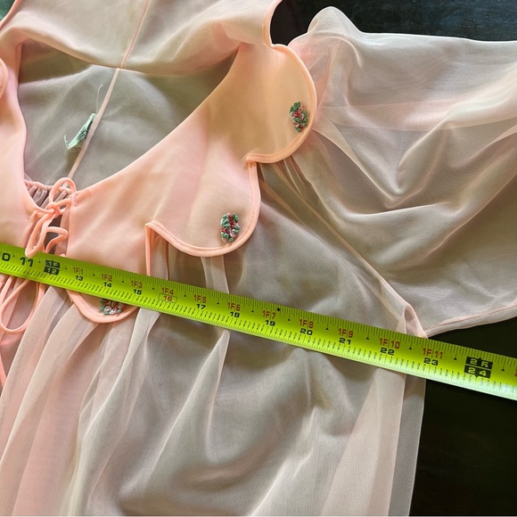Vintage Pink 60’s Bathrobe Robe Pegnoir Floral accents full cut size Large - Picture 13 of 15